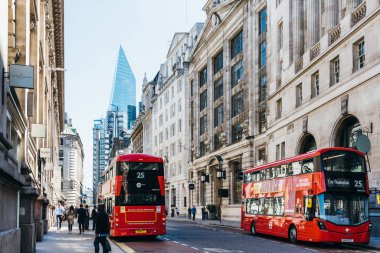 Londra Cornhill 'de çift katlı kırmızı otobüsler