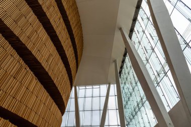Oslo 'daki opera binası. Giriş ve giriş salonunun iç manzarası. Snohetta mimarları tarafından tasarlanan modern bina.