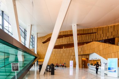Oslo 'daki opera binası. Giriş ve giriş salonunun iç manzarası. Norveç Ulusal Opera ve Bale Tiyatrosu.