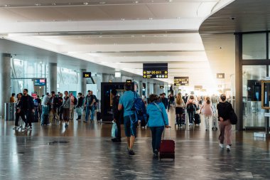 Oslo Gardermoen Uluslararası Havaalanı kalkış terminali. Yolcular biniş kapılarına.
