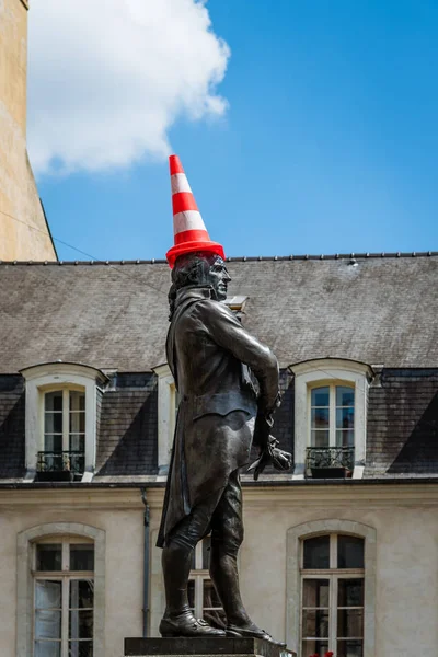 Bronze statue vandalized with a traffic cone on his head — Stock Photo, Image