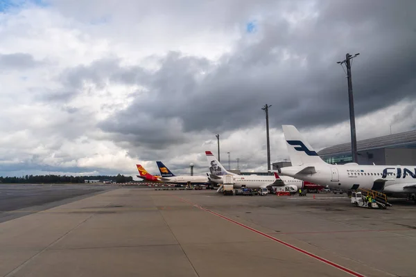 Aviones en pista del Aeropuerto Internacional de Oslo Gardermoen — Foto de Stock
