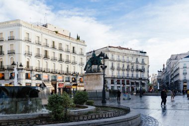 Madrid 'in ünlü Puerta del Sol Meydanı' nın manzarası