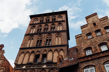 Lubeck, Almanya 'nın tarihi merkezindeki renkli eski gable evleri