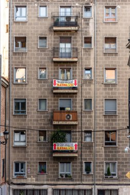 Şehir merkezindeki apartmanda yasa dışı bir turist dairesinden şikayet eden pankartlar var.