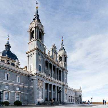 Madrid 'in Almudena Katedrali' nin açık hava manzarası