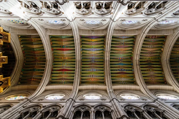 Catedral de la Almudena, Santa Maria la Real de La Almudena. Justo debajo de la vista de las bóvedas de la nave principal — Foto de Stock