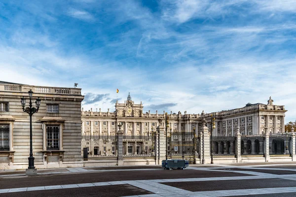 Hoofdpoort naar het plein van Armeria in het Koninklijk Paleis van Madrid — Stockfoto