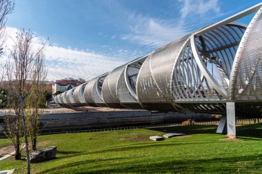 Madrid 'deki Manzanares Nehri üzerinde modern metal köprü