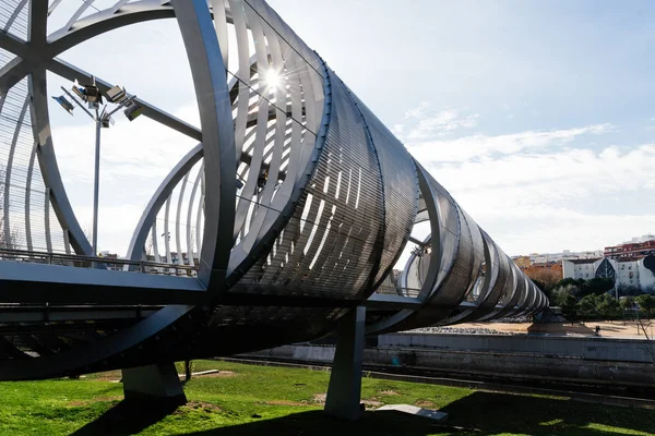 Modern metal footbridge over Manzanares River in Madrid — ストック写真