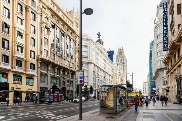 Gran Via avenida en el centro de Madrid, España — Foto de Stock