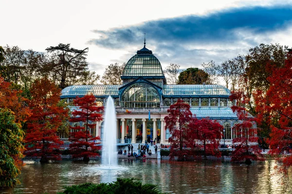Le palais de verre dans le parc Buen Retiro à Madrid. Vue au coucher du soleil en automne — Photo