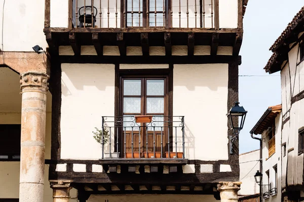 Antigua casa con estructura de madera y balcón — Foto de Stock