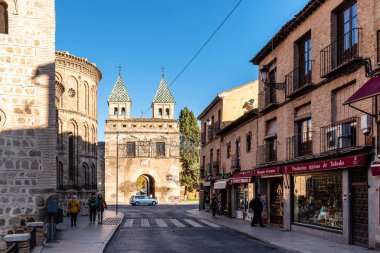 Yeni Bisagra Kapısı ve Toledo, İspanya 'daki Santiago del Arrabal Kilisesi.