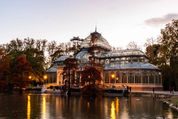 Le palais de verre dans le parc Buen Retiro à Madrid. Vue au coucher du soleil en automne — Photo