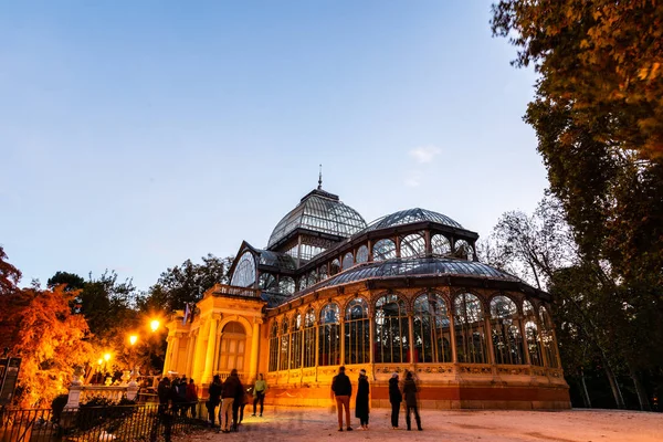 Il Palazzo del Vetro nel Parco del Buen Retiro a Madrid. Vista al tramonto in autunno — Foto Stock