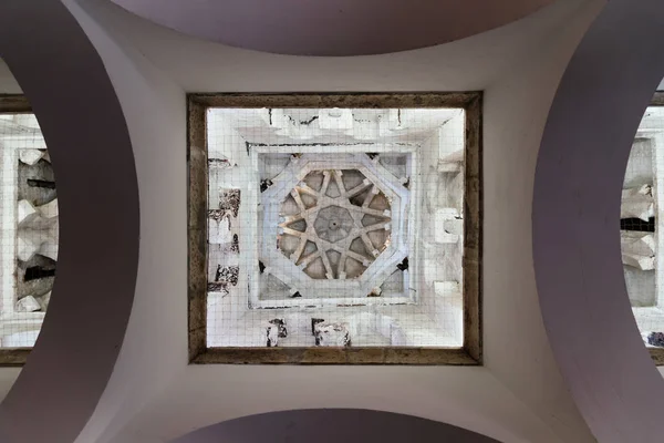 Veduta interna delle volte della Moschea di Cristo de la Luz a Toledo, Spagna — Foto Stock
