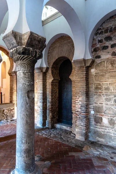 Внутренний вид мечети Cristo de la Luz в Толедо, Испания — стоковое фото