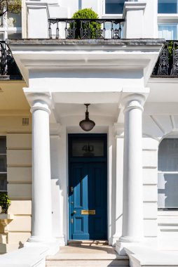 Notting Hill, Londra 'daki İngiliz Viktorya Evi' ne şık ve lüks bir giriş.