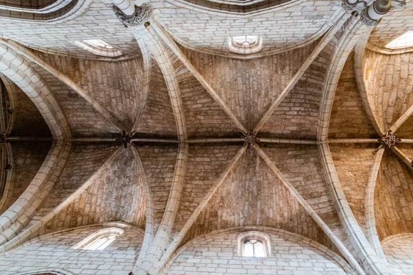 Diretamente abaixo vista das abóbadas da igreja de San Cosme e San Damian em Covarrubias, Espanha — Fotografia de Stock
