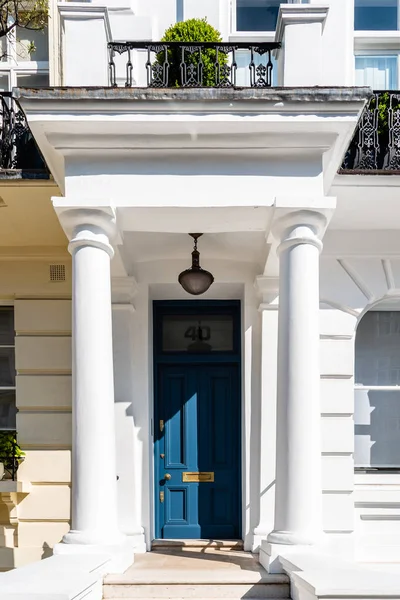 Стиль і розкішний вхід до англійського вікторіанського дому в Ноттінг-Гілл (Лондон). — стокове фото