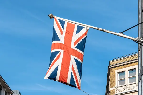 Union Jack drapeau britannique agitant contre le ciel bleu — Photo