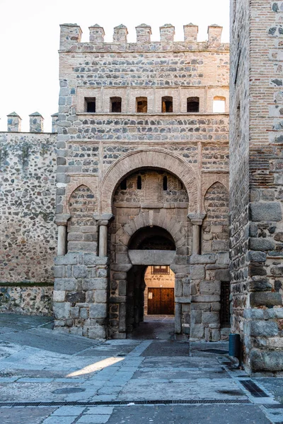 Brána Alfonso Vi v historických hradbách Toleda, Španělsko — Stock fotografie