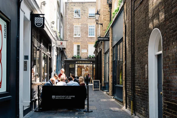 People enjoying in a sidewalk cafe in Soho near Carnaby Street in London — 스톡 사진