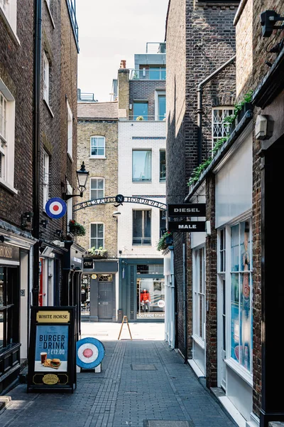 Úzká ulice s módními obchody v Soho poblíž Carnaby Street v Londýně — Stock fotografie