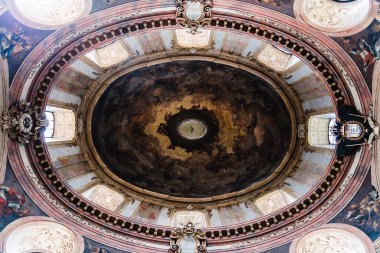 Viyana 'daki Aziz Peter Kilisesi' nin tam altında.