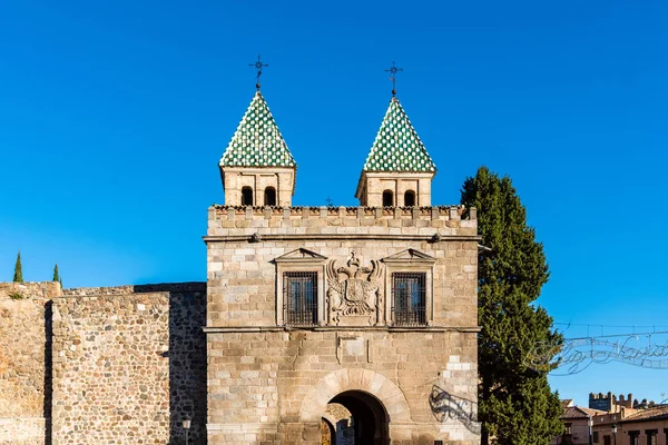 De Nieuwe Bisagrapoort in de wallen van Toledo, Spanje — Stockfoto