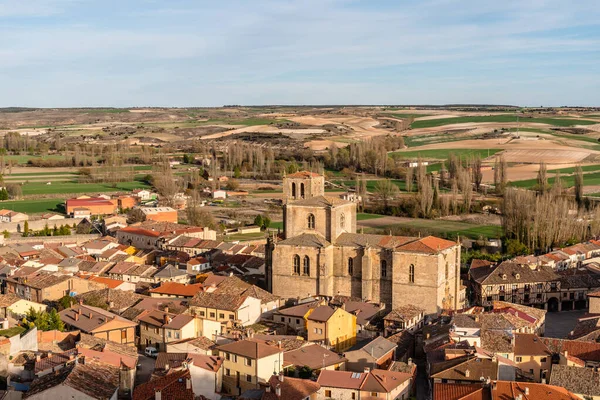 Panorámás kilátás egy régi kasztíliai középkori városra. Penaranda de Duero Spanyolországban — Stock Fotó