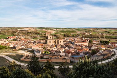 Eski bir Kastilya ortaçağ kasabasının panoramik görüntüsü. Penaranda de Duero İspanya 'da