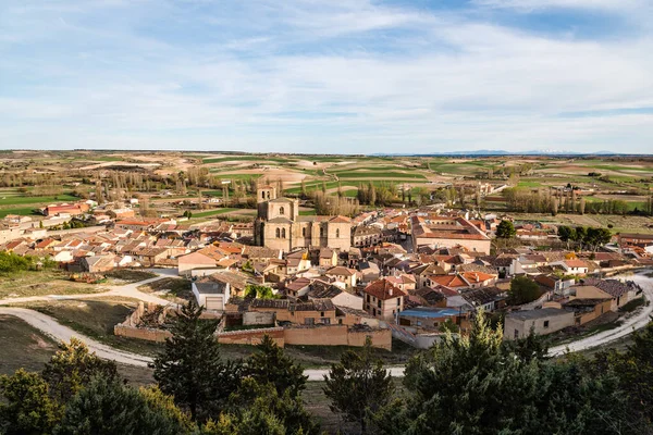 Panorámás kilátás egy régi kasztíliai középkori városra. Penaranda de Duero Spanyolországban — Stock Fotó