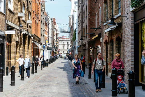 Vista de la calle comercial en Covent Garden Área en Londres —  Fotos de Stock