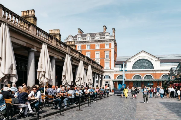 有餐厅露台和伦敦人坐的科文特花园市场景观 — 图库照片