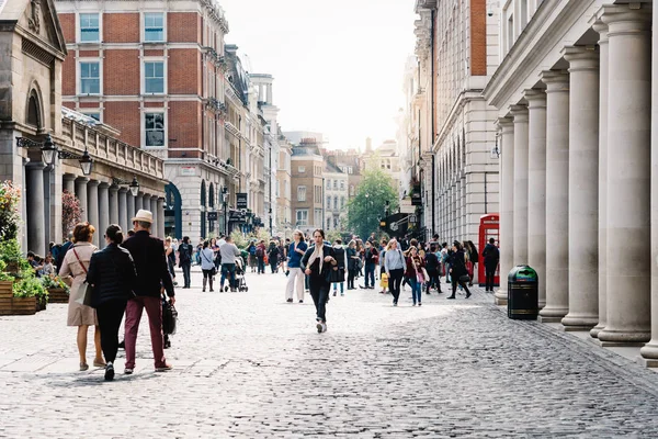 Vista da colunata da Royal Opera House em Covent Garden em Londres — Fotografia de Stock