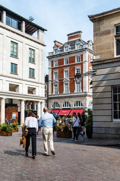 Escena callejera en Covent Garden en Londres —  Fotos de Stock