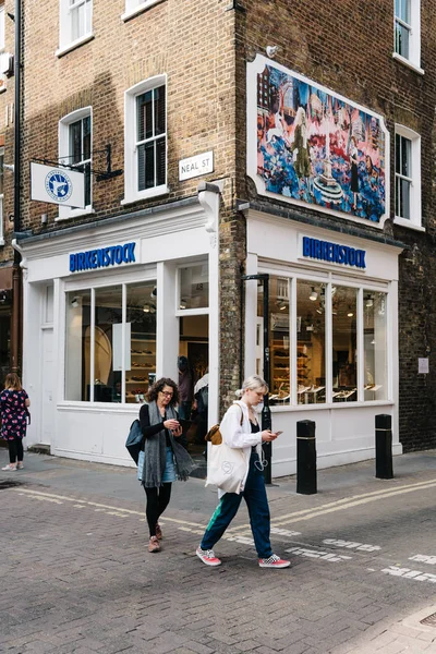 Módní obchod Birkenstock v Neal Street, Seven Dials, Covent Garden, Londýn — Stock fotografie