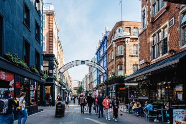 Carnaby Caddesi manzarası. Londra, Soho 'da yayalara ayrılmış bir alışveriş caddesi.