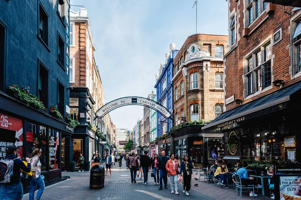 Vista da Rua Carnaby. É uma rua comercial pedestre no Soho em Londres — Fotografia de Stock