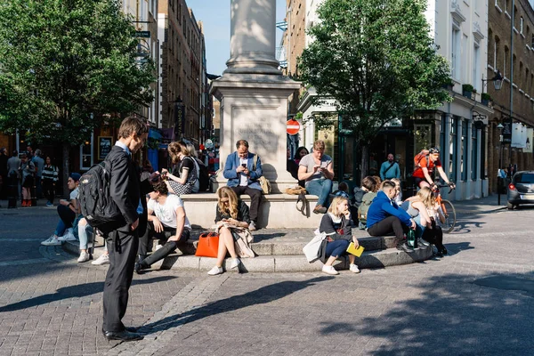 Άγνωστα άτομα σε Επτά κλήσεις στην περιοχή Covent Garden στο Λονδίνο — Φωτογραφία Αρχείου