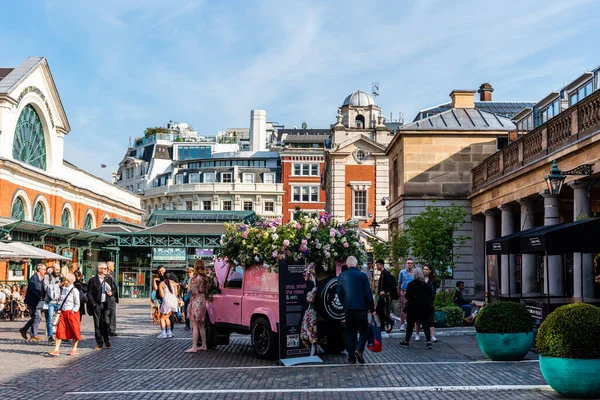 Escena callejera en Covent Garden en Londres —  Fotos de Stock