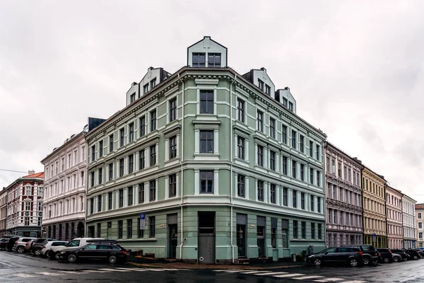 Edifício residencial em Grunerlokka, um bairro moderno hipster no centro de Oslo — Fotografia de Stock
