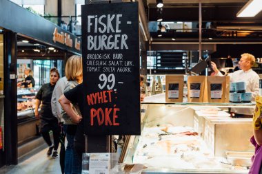 Mathallen Oslo 'da bir balıkçı, Grunerlokka' da bir gıda pazarı.