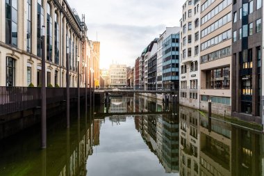 Hamburg 'daki Bleichenfleet kanalının manzarası. Lüks moda mağazaları güneş ışığıyla birlikte suyu yansıtıyor.
