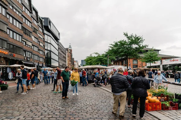 O Mercado de Peixes de Hamburgo junto ao Elba no domingo. Pessoas no mercado de produtos frescos — Fotografia de Stock