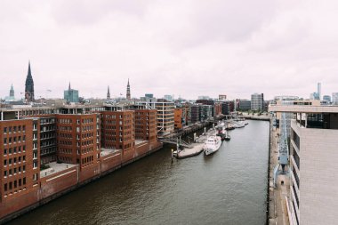 Hamburg 'daki Depo Bölgesi veya Speicherstadt. Sandtorhafen Kanalı