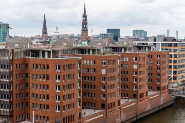 Hamburg 'daki Depo Bölgesi veya Speicherstadt. Sandtorhafen Kanalı