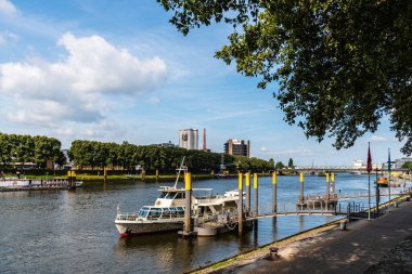 Bremen şehrinde Weser Nehri kıyısında gezinti güvertesi